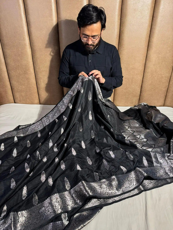 Black Chiniya Silk Saree with Rich Pallu and Blouse