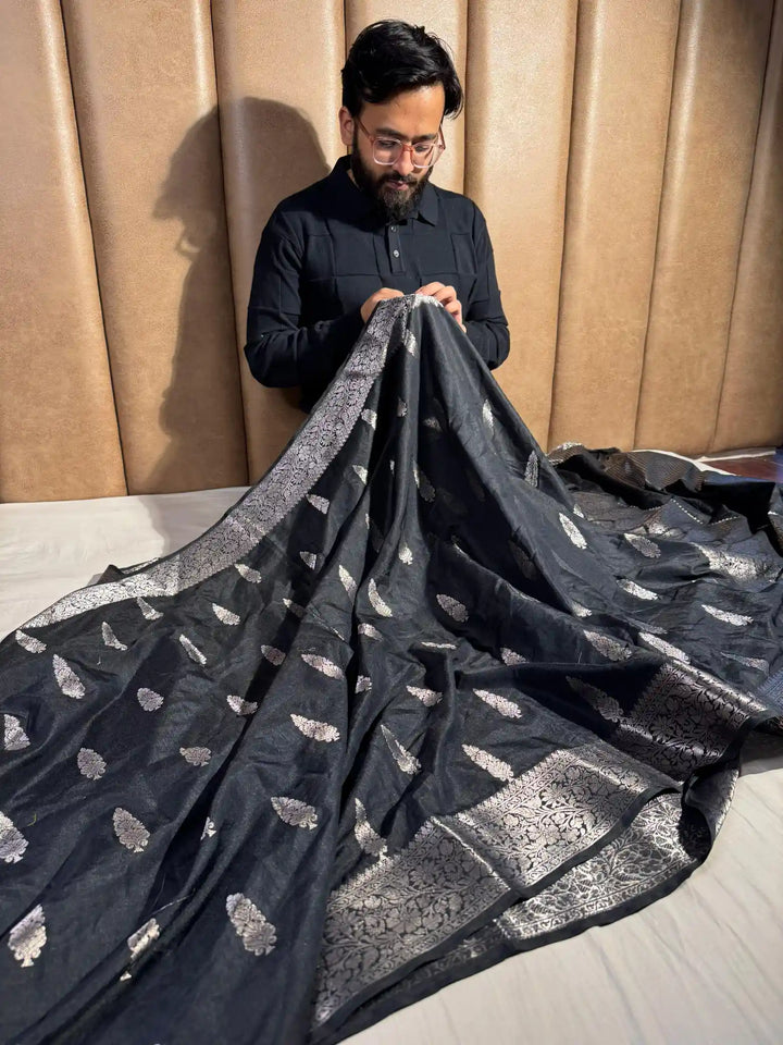 Black Chiniya Silk Saree with Rich Pallu and Blouse