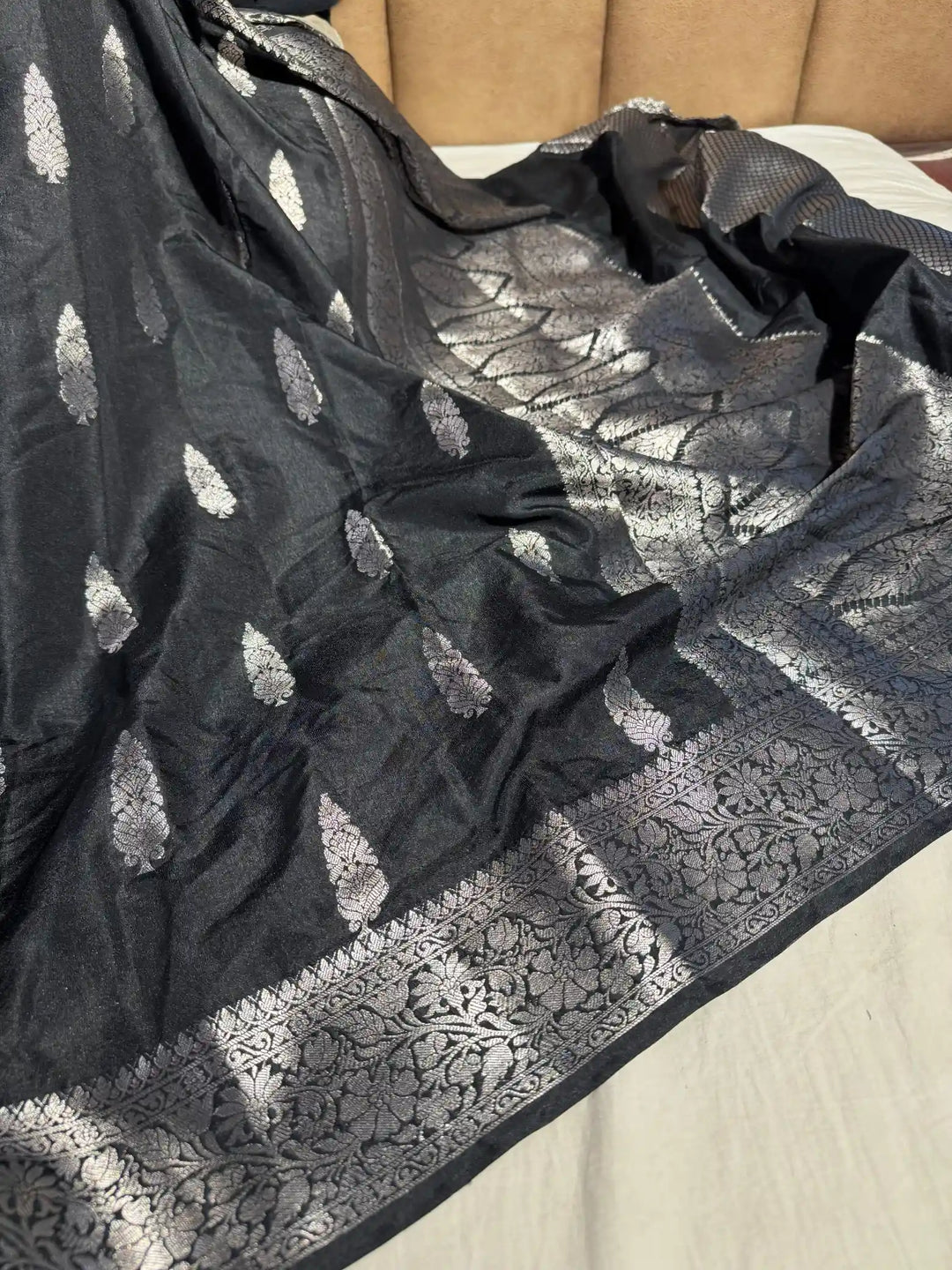 Black Chiniya Silk Saree with Rich Pallu and Blouse