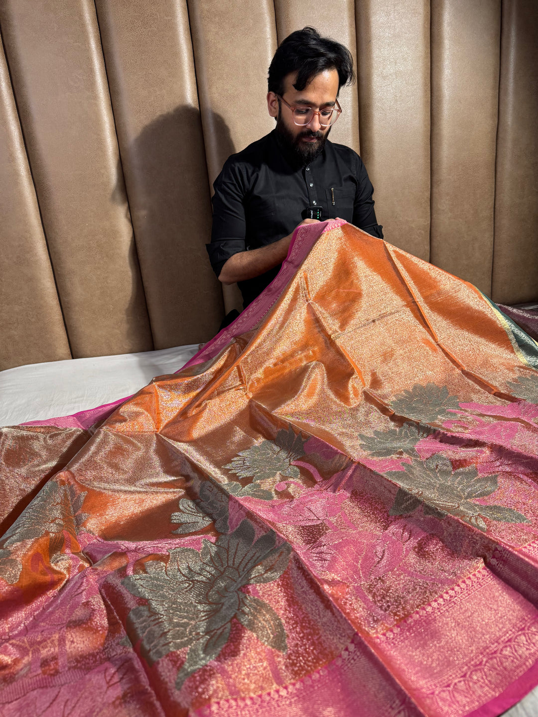 Most Premium banarasi tissue with  exclusive border and rich pallu