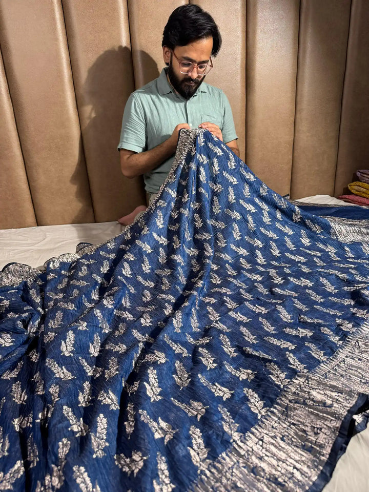 Navy Blue Pashmina silk saree with vertical crush pattern and rich pallu