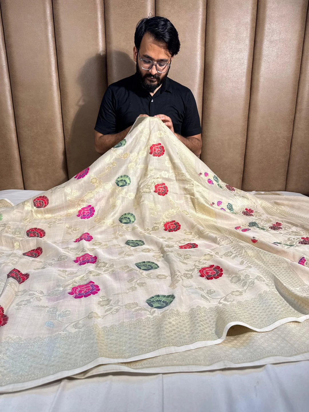 100% Pure Munga Silk with intricate meenakari work beautifully crafted rich pallu saree