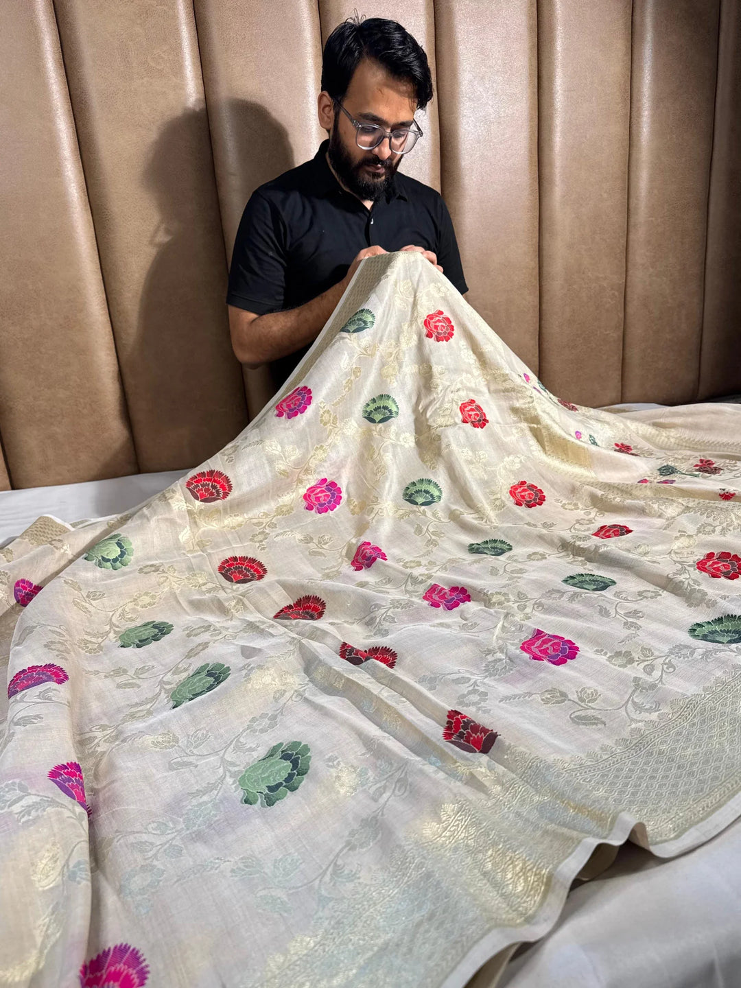 100% Pure Munga Silk with intricate meenakari work beautifully crafted rich pallu saree