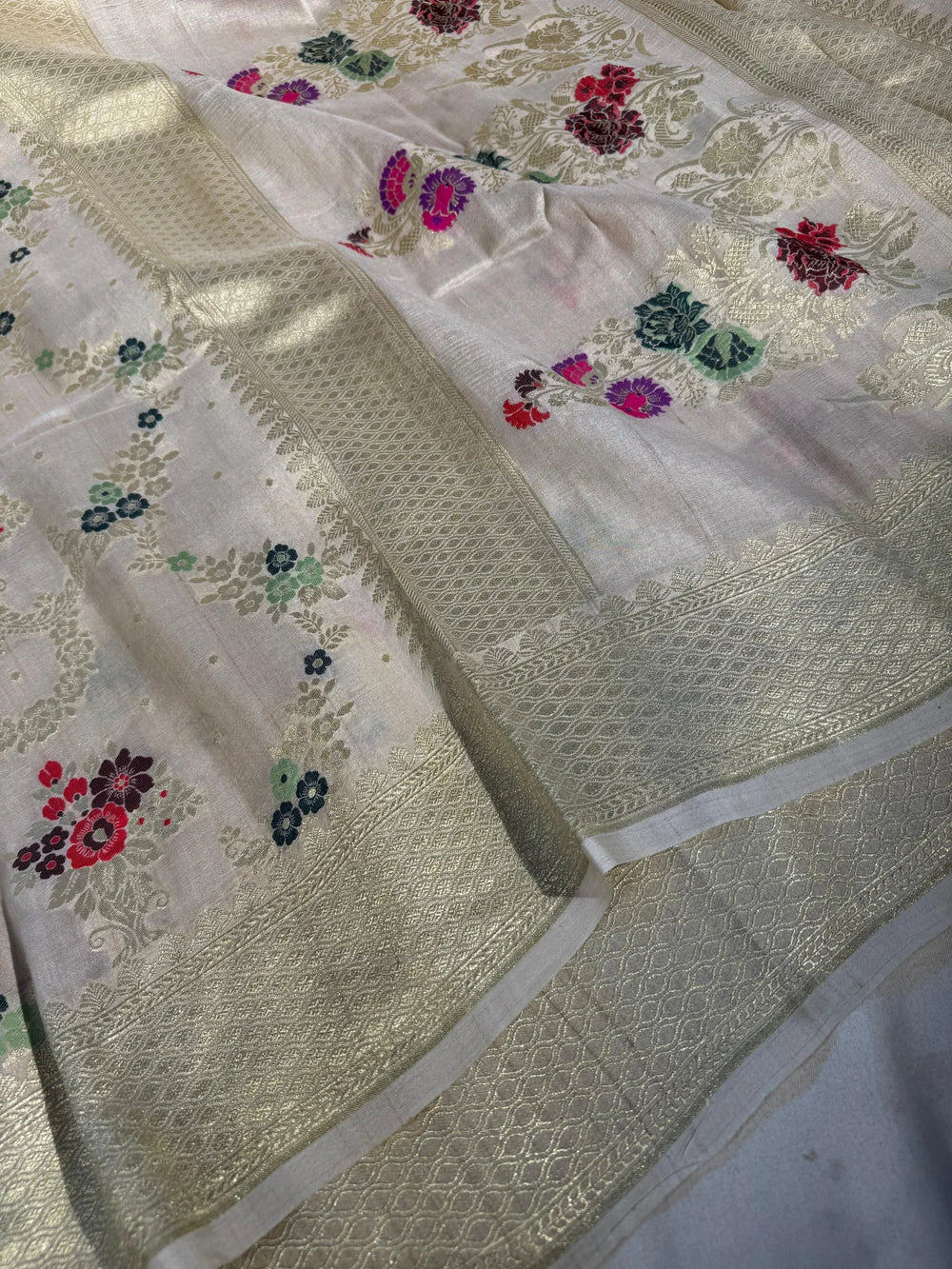 100% Pure Munga Silk with intricate meenakari work beautifully crafted rich pallu saree