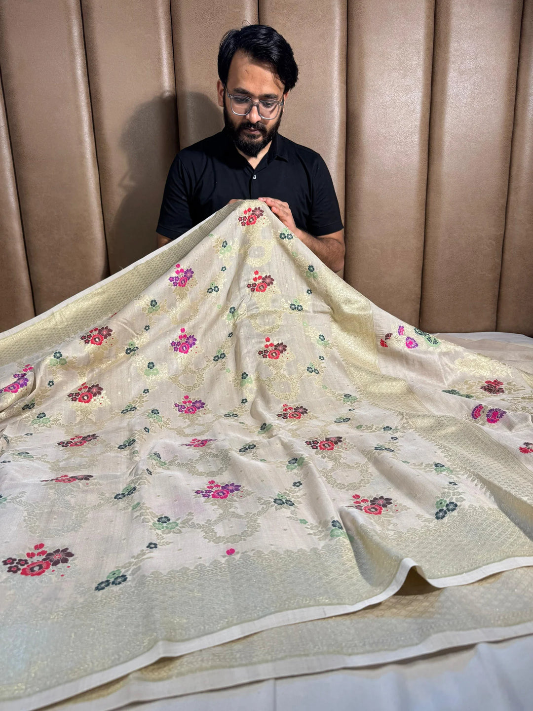 100% Pure Munga Silk with intricate meenakari work beautifully crafted rich pallu saree