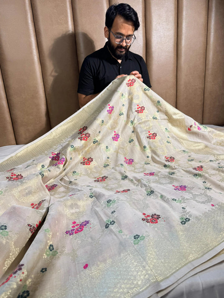 100% Pure Munga Silk with intricate meenakari work beautifully crafted rich pallu saree
