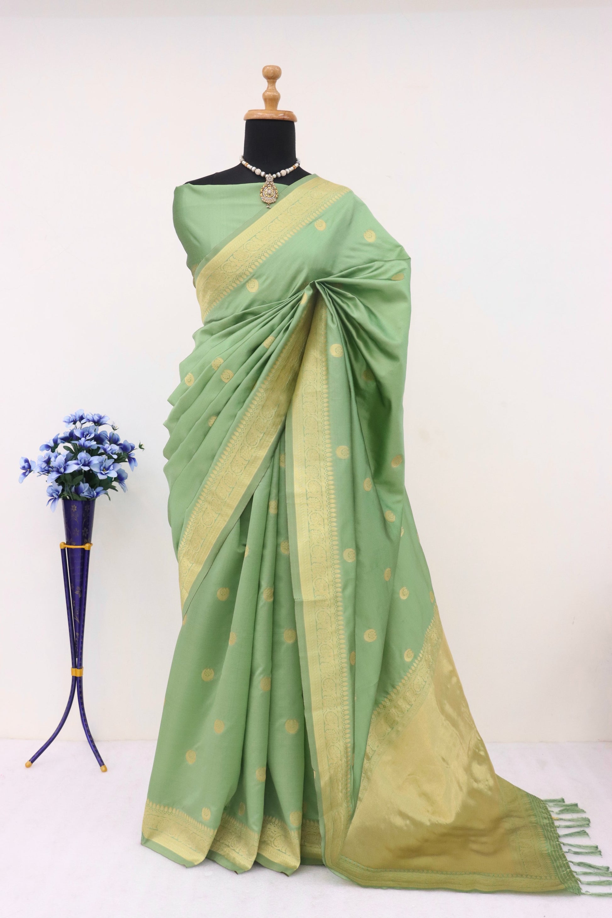 Sonakshi Sinha Inspired 18th Century Chaand Buta Banarasi Silk Saree