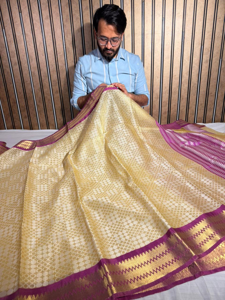 Bright Contrast Shade Softsilk Traditional Weave Banarasi Saree