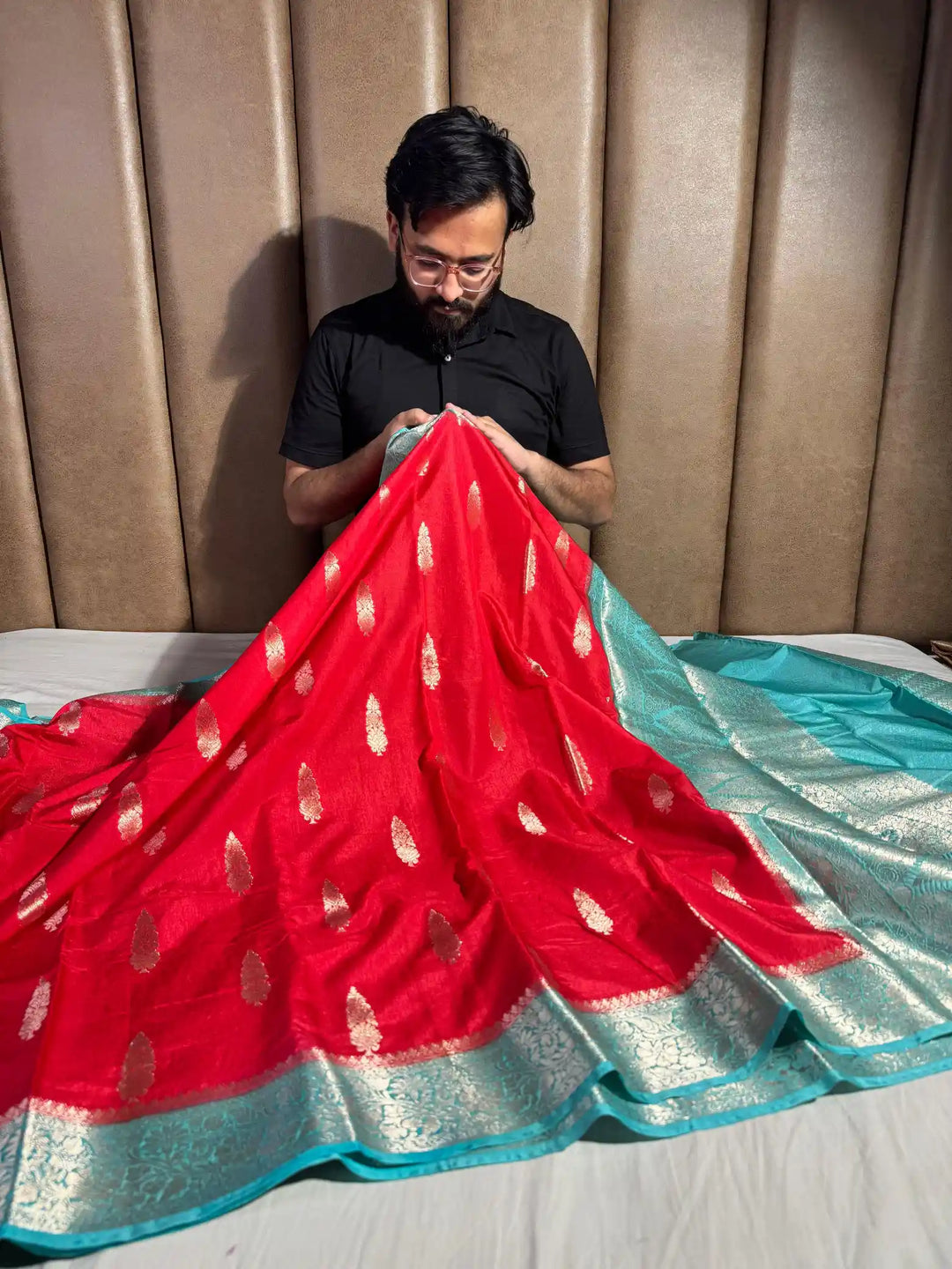 Bridal Red Contrast Chiniya Silk Traditional Weaving Banarasi Saree