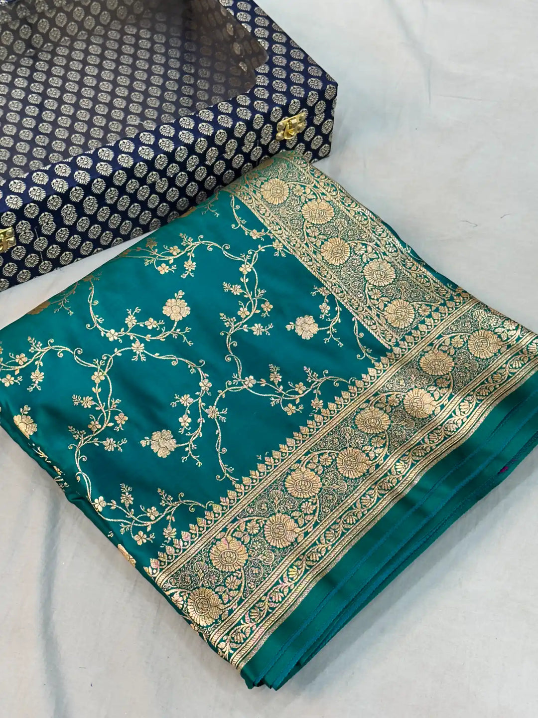 Emerald Green Satin Silk Saree with Rich Texture Design and Classical Pallu