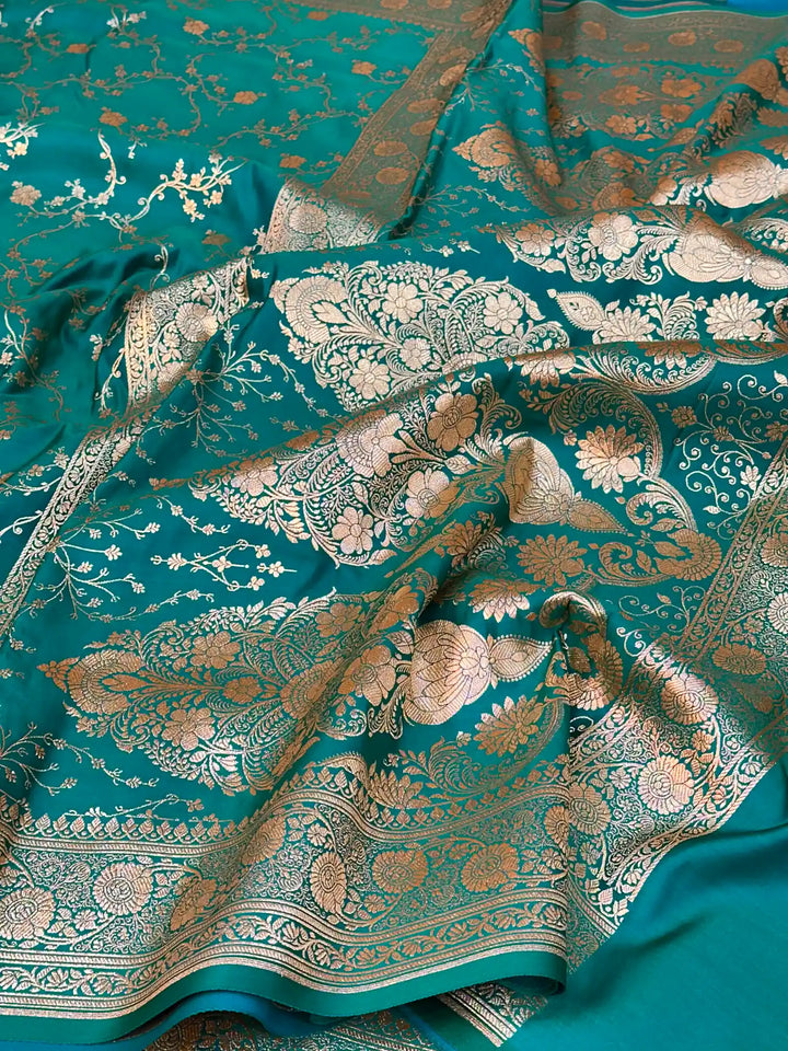 Emerald Green Satin Silk Saree with Rich Texture Design and Classical Pallu