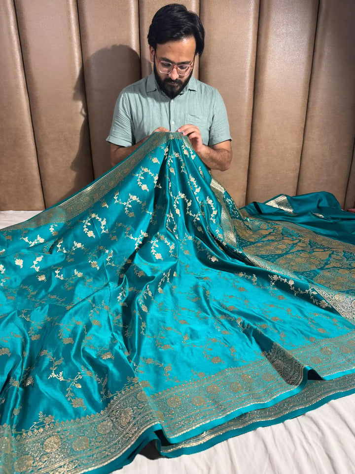 Emerald Green Satin Silk Saree with Rich Texture Design and Classical Pallu