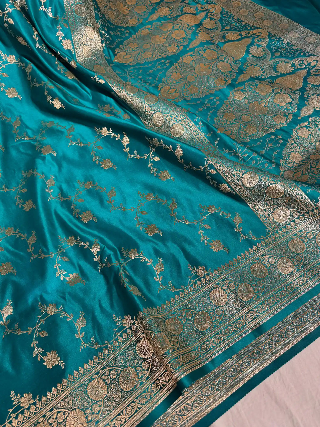 Emerald Green Satin Silk Saree with Rich Texture Design and Classical Pallu