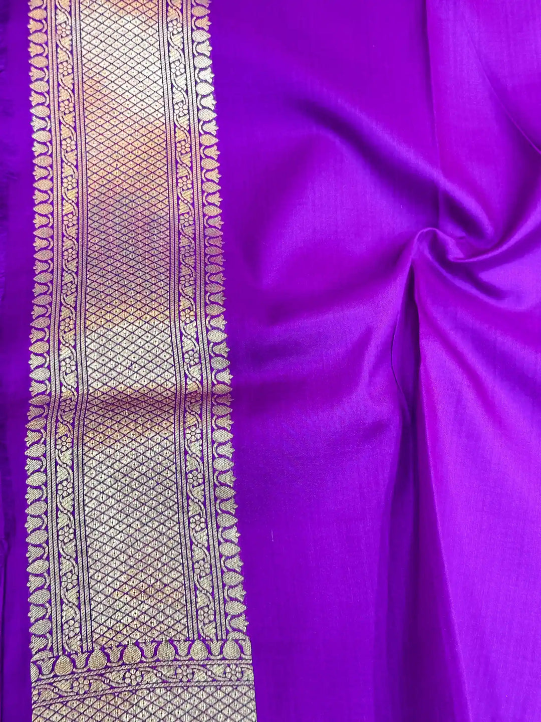 Intricate Majenta Pure Katan Silk Banarasi Saree