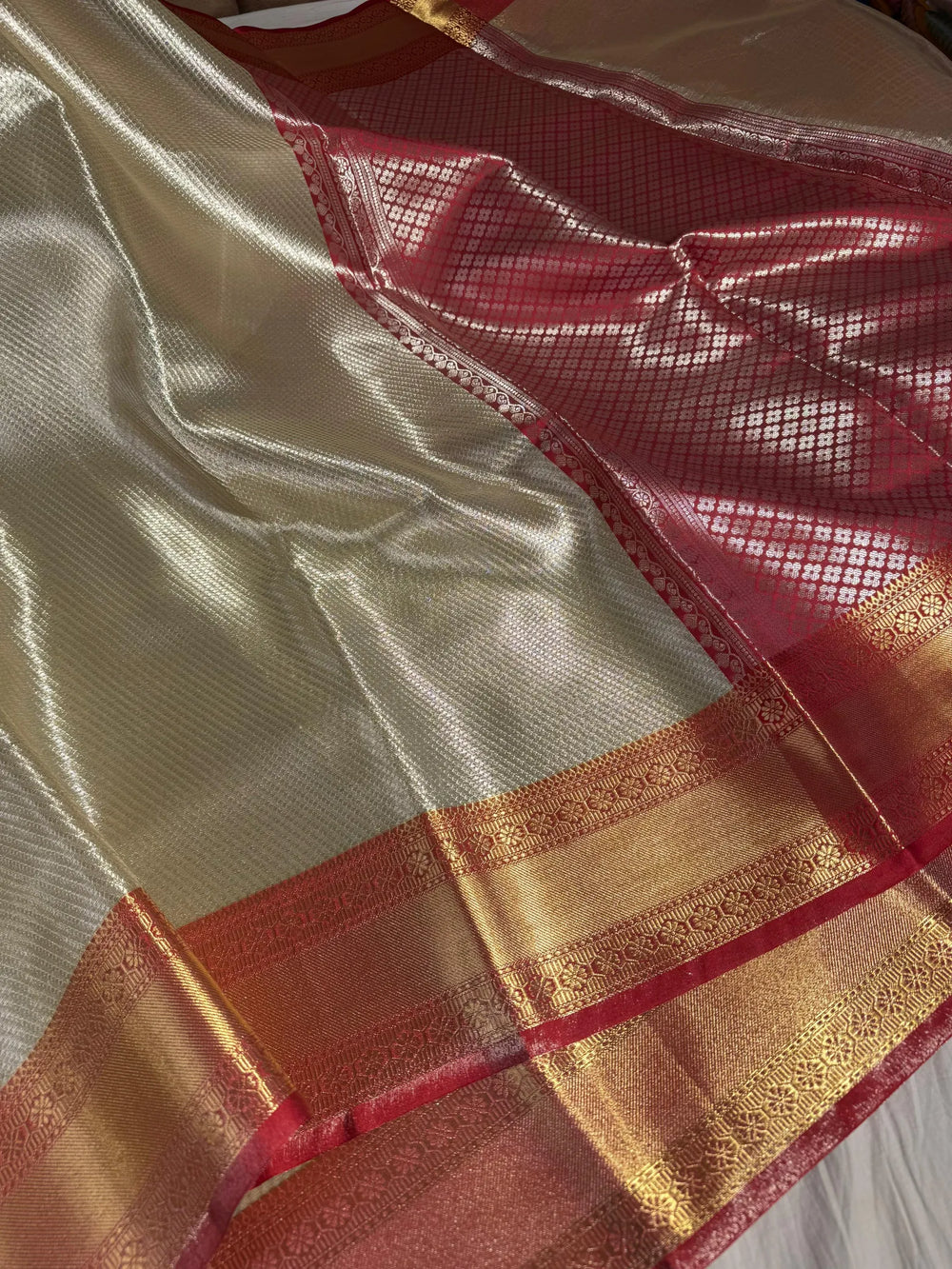 Luxurious tissue silk saree with rich premium pallu and blouse