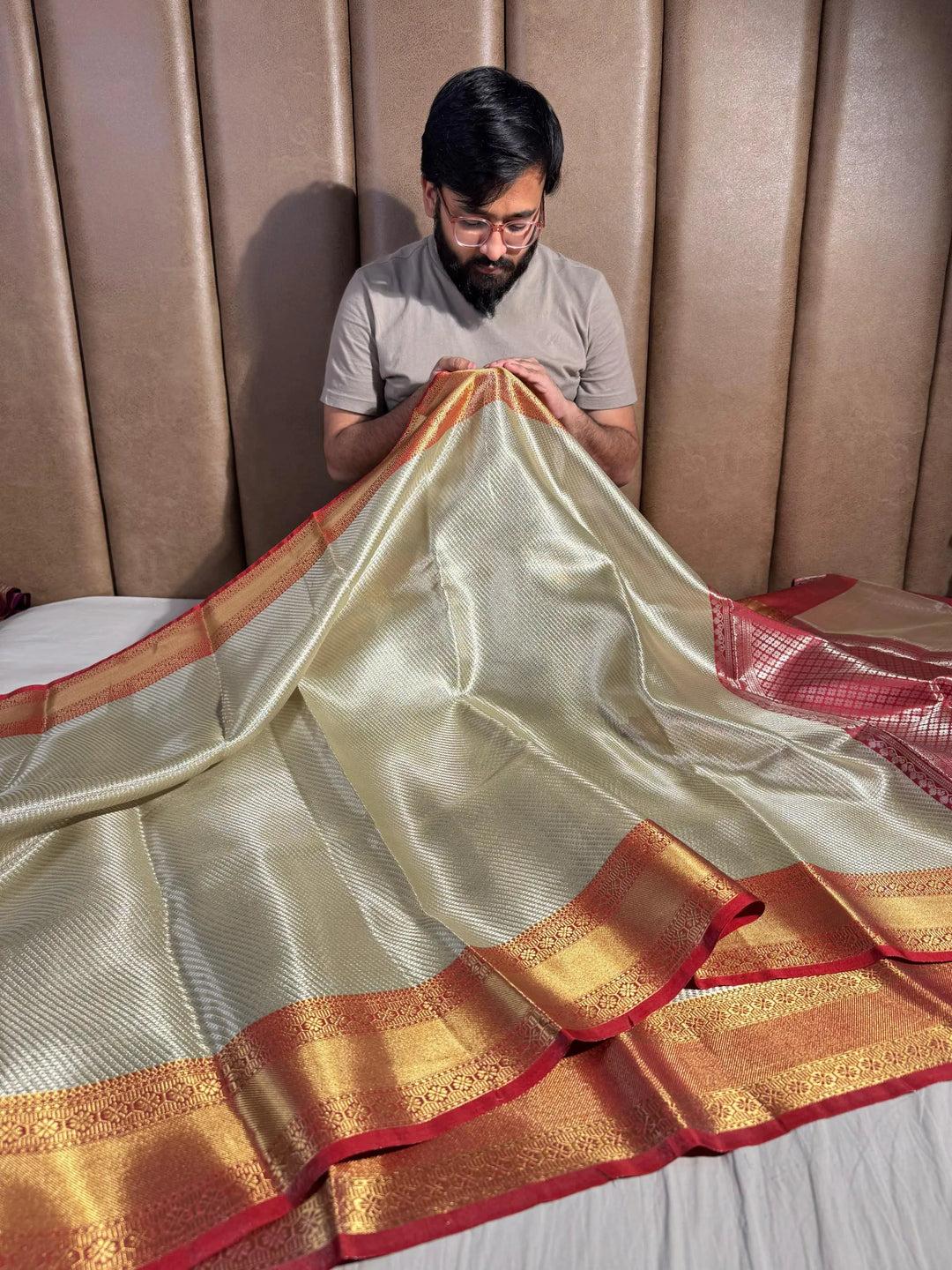 Luxurious tissue silk saree with rich premium pallu and blouse