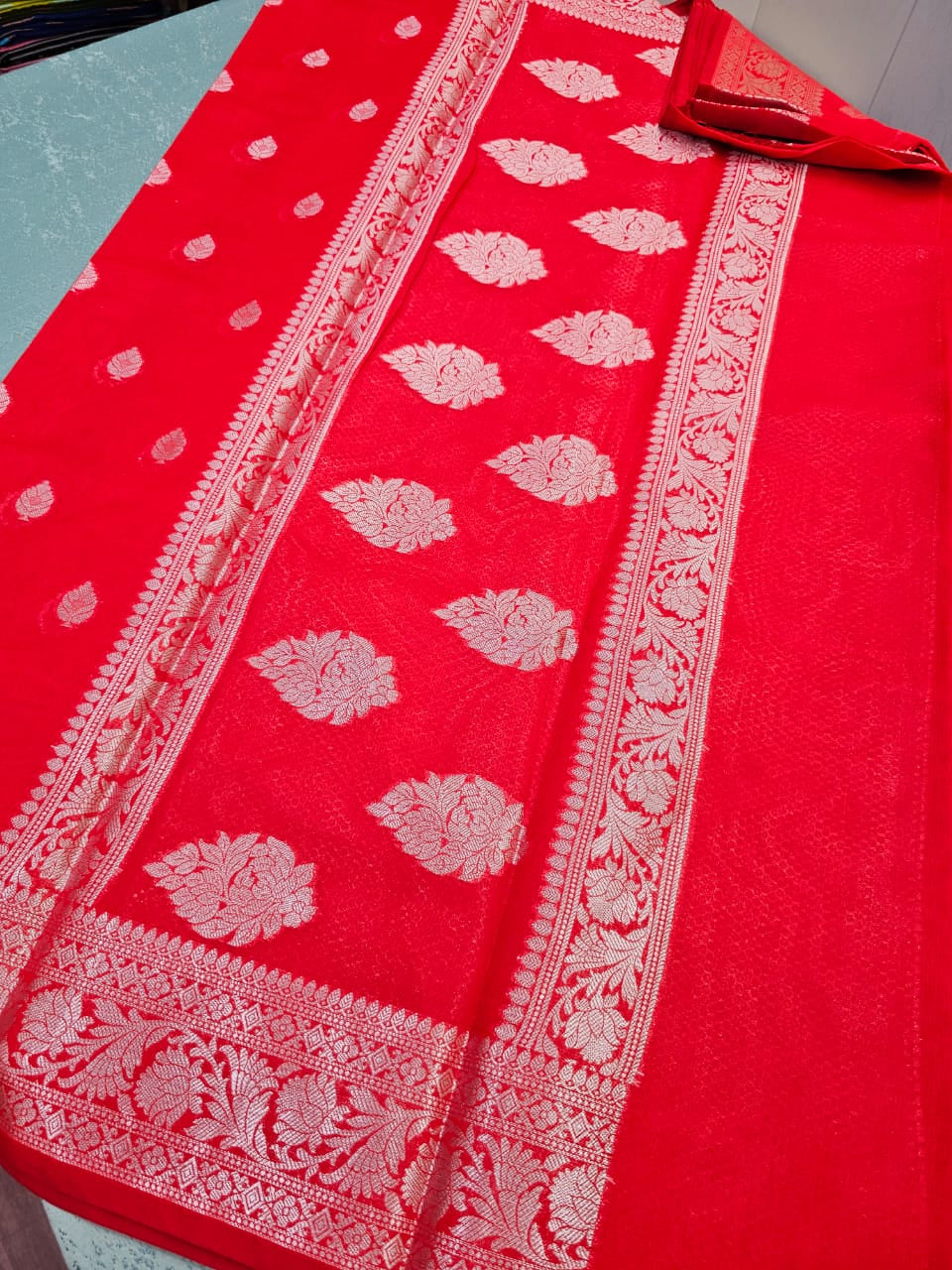 Khaddi buti Soft Silk saree with rich pallu and blouse