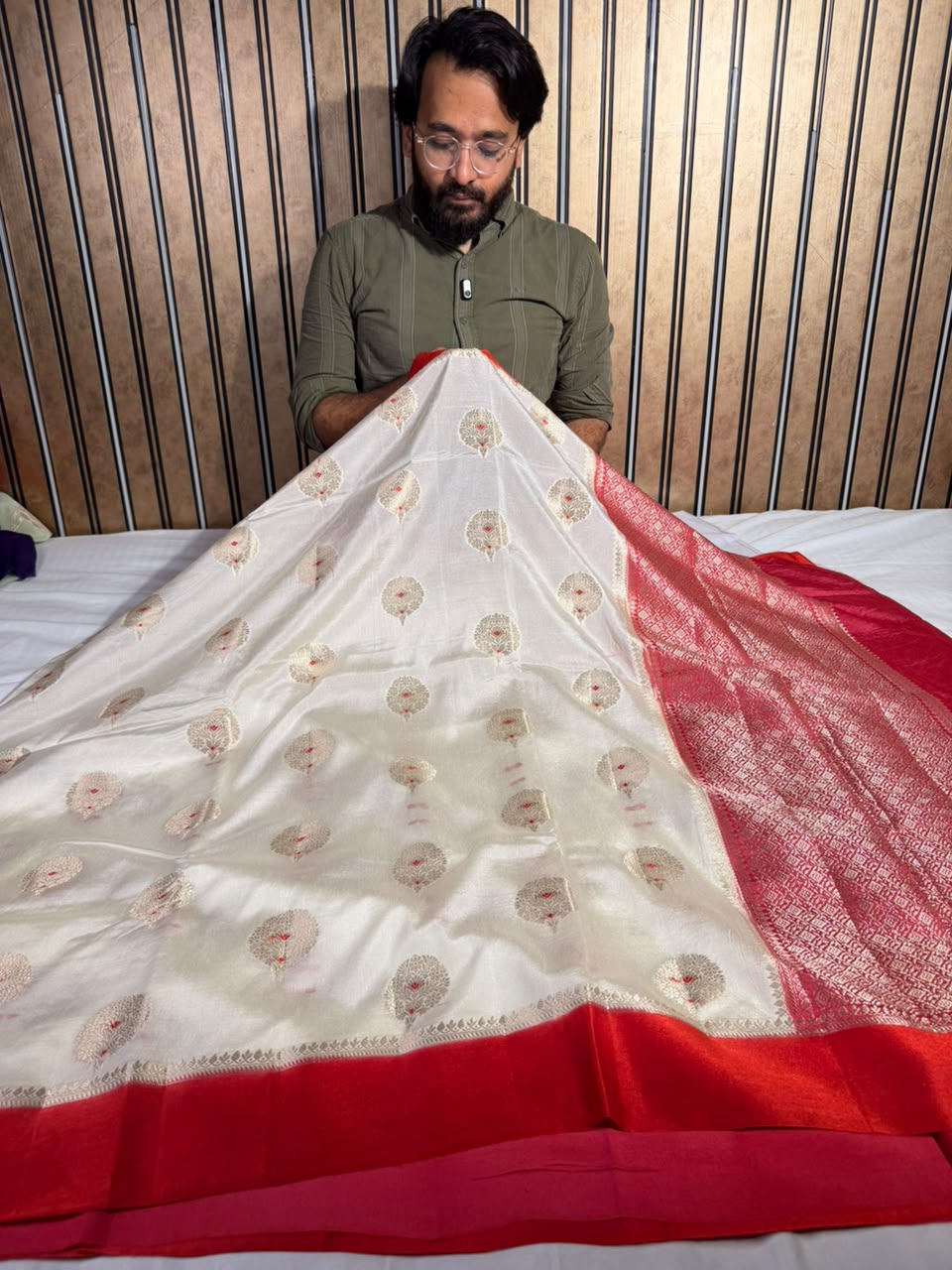White Red Comfortable Chinia Silk Banarasi Saree