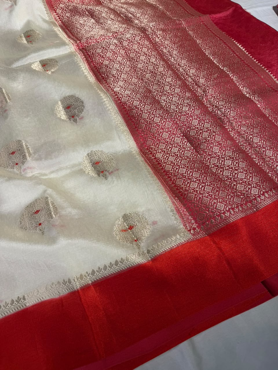 White Red Comfortable Chinia Silk Banarasi Saree