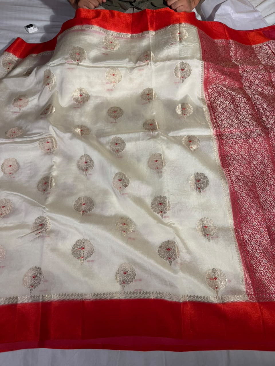 White Red Comfortable Chinia Silk Banarasi Saree