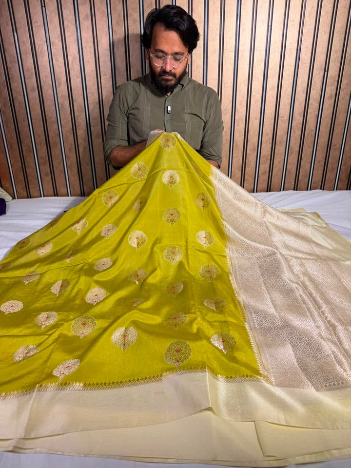 Mehendi Green Comfortable Chinia Silk Banarasi Saree