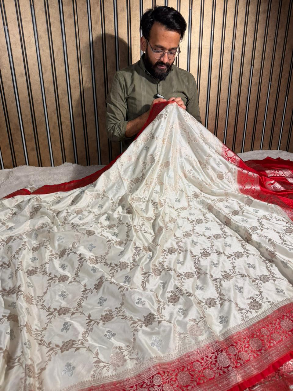 White n Red Mashru Katan Silk Floral Jaal Weave Banarasi Saree